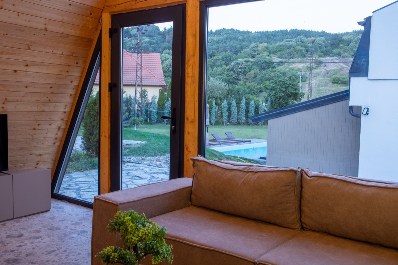 A-frame kućica u sumrak