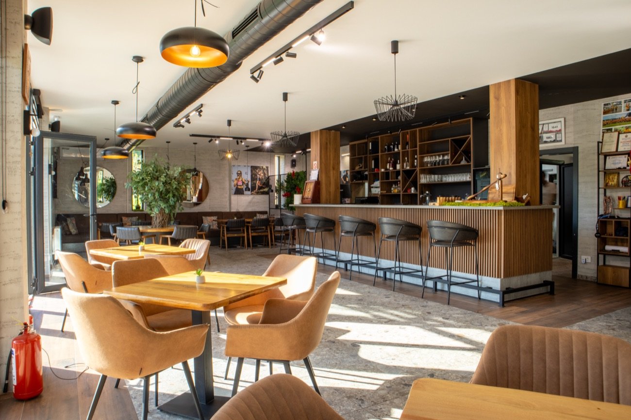 Enterijer bara i restorana u glavnom objektu
